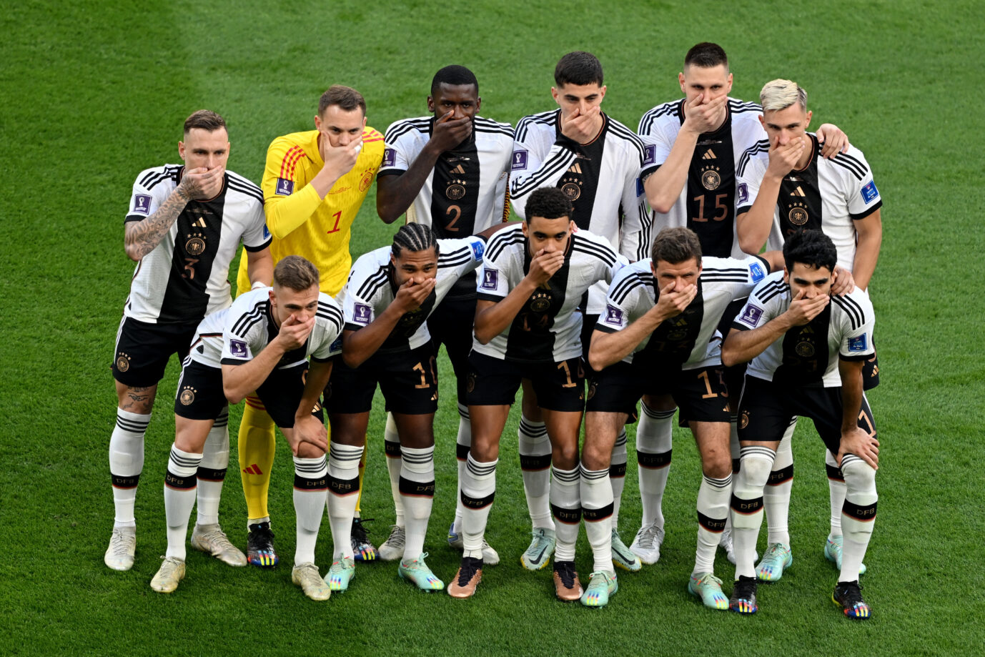 Die deutsche Fußball-Nationalmannschaft beim Spiel gegen Japan: Als stille Protestaktion hielten sich die Spieler die Münder zu