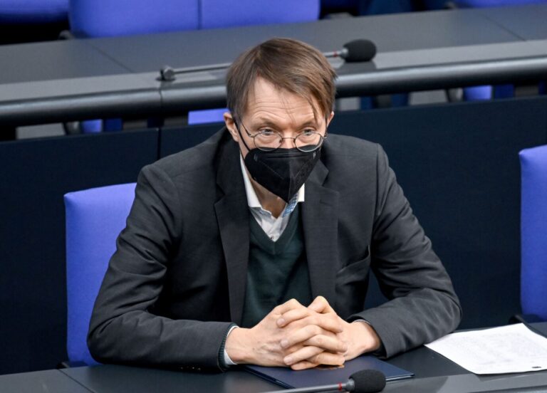 Der letzte Masken-Mohikaner: Bundesgesundheitsminister Karl Lauterbach (SPD) gestern im Bundestag. Er ist viermal geimpft und hat sich danach mit Corona infiziert.