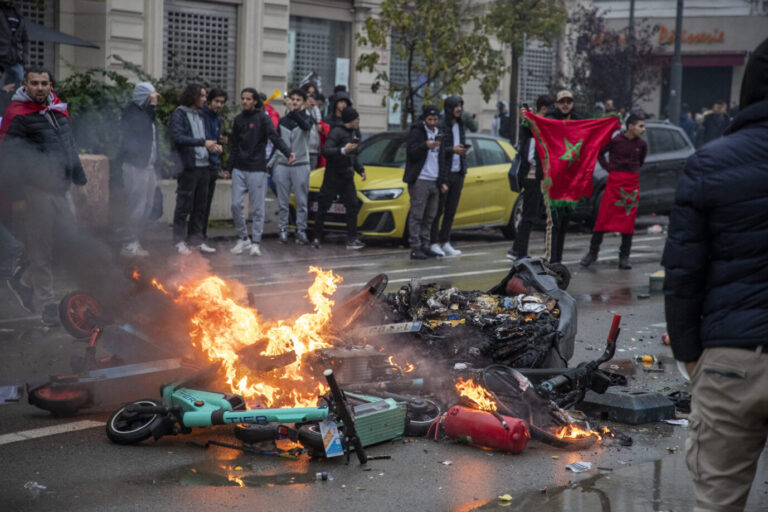 Nach dem WM-Sieg. Brüssel: Eine Szene der zahlreichen Ausschreitungen von Marokkanern in Belgien. Foto: picture alliance/dpa/BELGA | Nicolas Maeterlinck