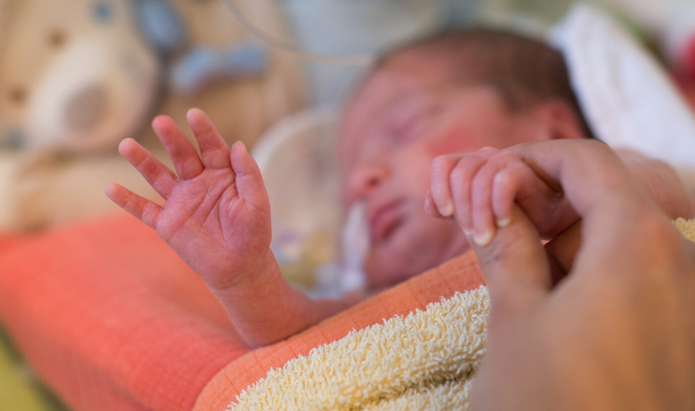Mutter hält die Hand ihres Kindes: Künstliche Befruchtung birgt viele gesundheitliche Risiken