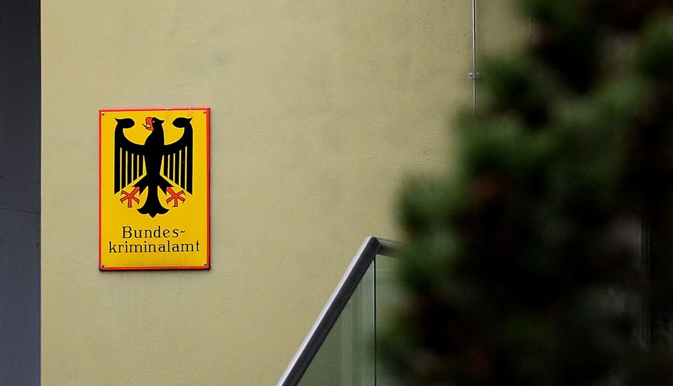 Ein Schild mit dem Schriftzug «Bundeskriminalamt», aufgenommen am 03.01.2016 an einem Gebäude des Bundeskriminalamts (BKA) in Wiesbaden (Hessen). Foto: Susann Prautsch/dpa Anschläge