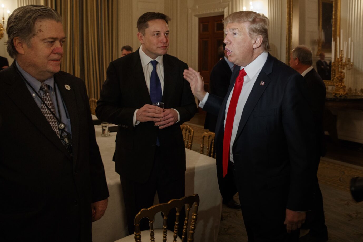 Elon Musk (Mitte) 2017 mit dem damaligen US-Präsidenten Donald Trump (rechts) und dessen Chef-Berater Steve Bannon.