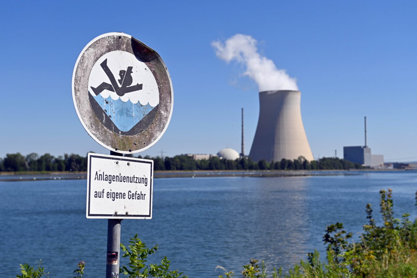 Ein altes Warnschild vor dem Kernkraftwerk Isar Der Deutsche Mittelstand will neue Brennstäbe kaufen, um der Energiekrise zu begegnen