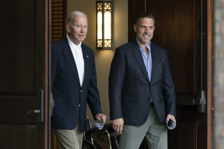 Präsident Joe Biden und sein Sohn Hunter im gemeinsamen Urlaub im Sommer – gegen beide haben die Republikaner nun Ermittlungen aufgenommen