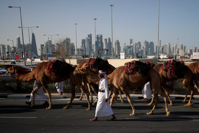Ein Mann treibt seine Kamele vor der Skyline von Doha – auch diese Stadt hat zu einem modernen Islam gefunden