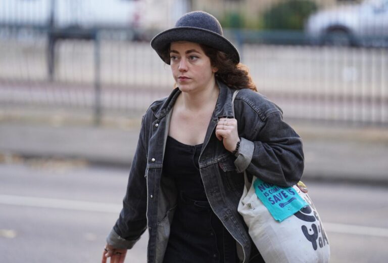 Die 24jährige Klimakleberin Emily Brocklebank erscheint zu ihrem Termin im Amtsgericht London-Westminster