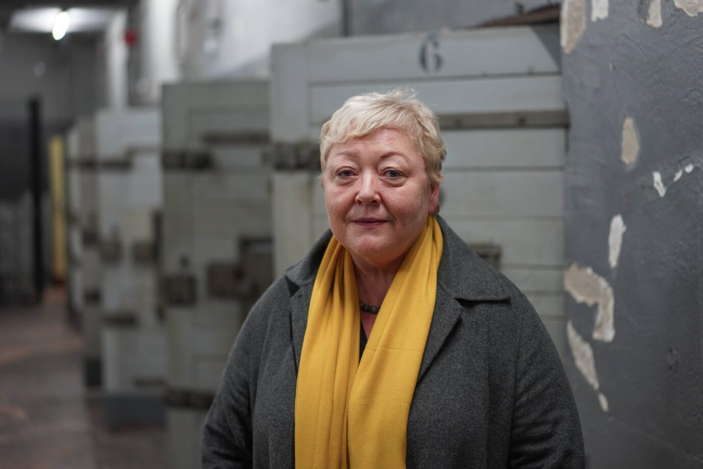 Die SED-Opferbeauftragte des Bundes Evelyn Zupke in einem ehemaligen Stasi-Gefängnis in Berlin