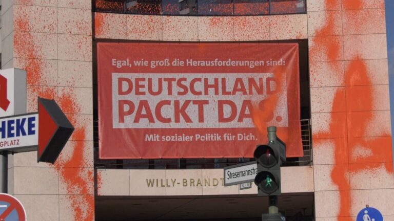 Das Willy-Brandt-Haus in Berlin nach der Attacke der "Letzten Generation"