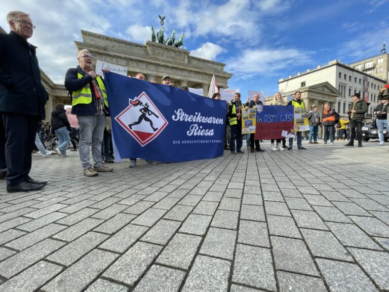 Demonstration der Arbeiter vor dem Brandenburger Tor Foto: JF