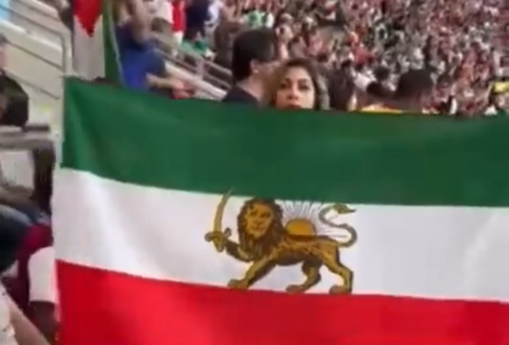 Beim WM-Spiel gegen England in Katar: Die später festgesetzte Frau mit der alten Fahne des Iran im Stadion.