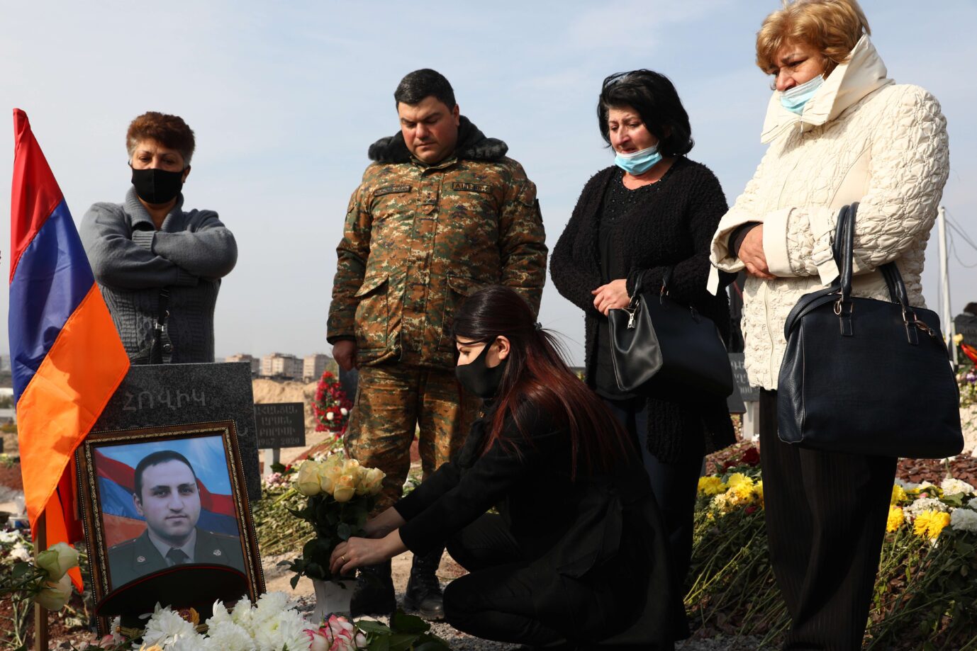 Angehörige betrauern einen 2020 gefallen Soldaten in Armeniens Hauptstadt Jerewan