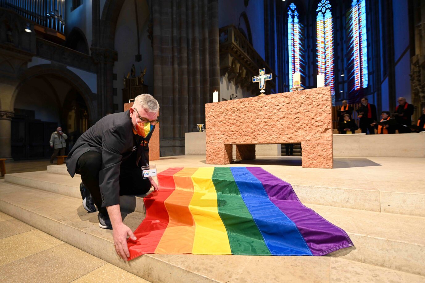 Eine LGBT-Fahne wird vor dem Altar einer Münchner Kirche aus – die Deutsche Kirche hat das katholische Arbeitsrecht für Angestellte geöffnet, die in Homo-Ehe leben