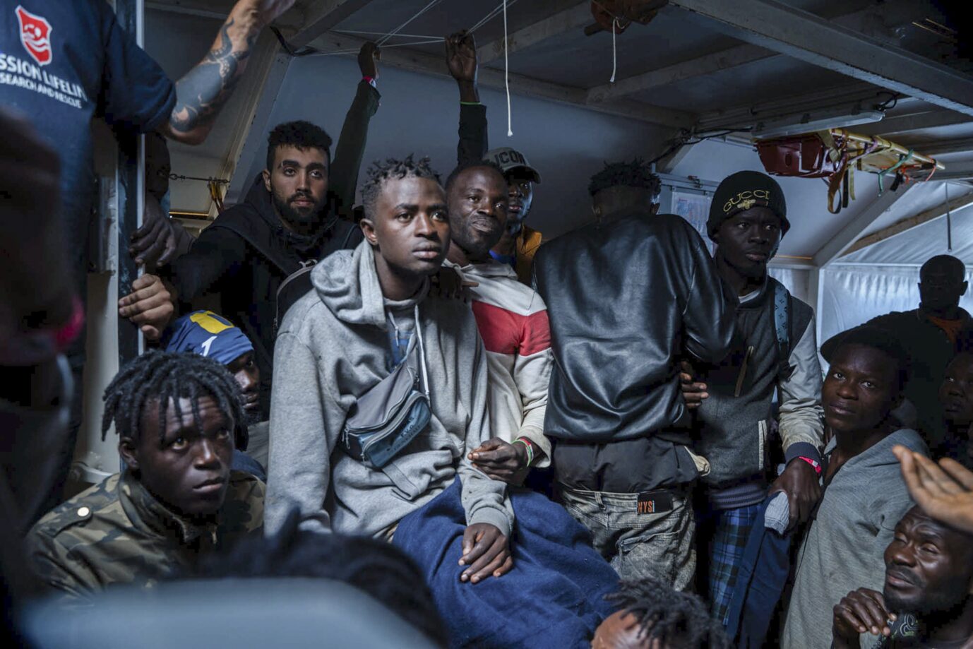 An die hundert Migranten warten in der "Rise Above" auf die Anlandung in Italien