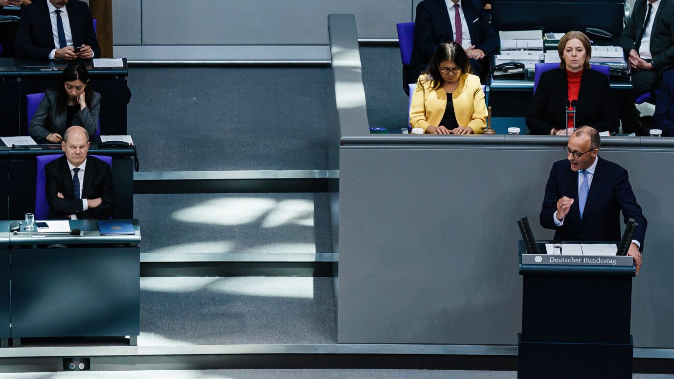 Friedrich Merz (CDU) hält eine Rede im Bundestag – seine Partei hat offenbar mit der Ampel beim Bürgergeld eine Einigung erzielt