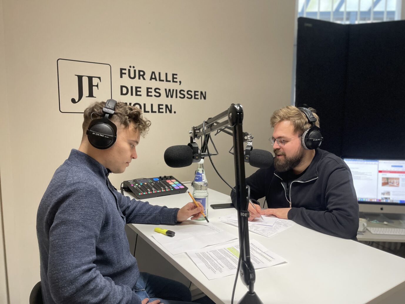 Die beiden Volontäre der Jungen Freiheit, Vincent Steinkohl und Florian Werner (rechts), sprechen die neueste Folge des JF-Podcasts "Spaghetti Volognese" ein