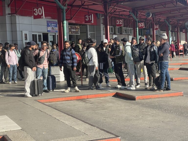 Migranten warten auf den Bus Richtung Ungarn: Viele Einwanderer versuchen, den Grenzzaun des Landes zu überwinden. Deutschland steht vor einer Migrationskrise