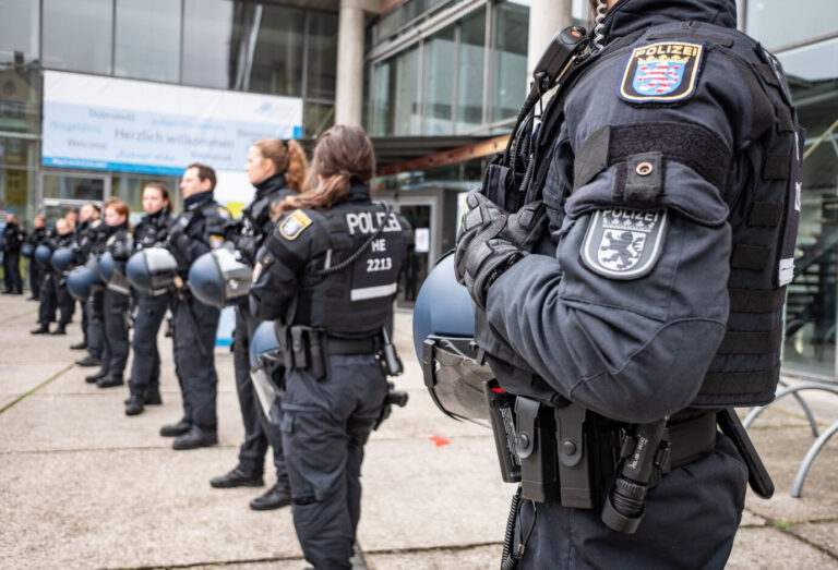 Polizei in Frankfurt am Main (Symbolbild): Radikale Demonstranten forderten in einem Hörsaal der Goethe-Universität „Klimagerechtigkeit“