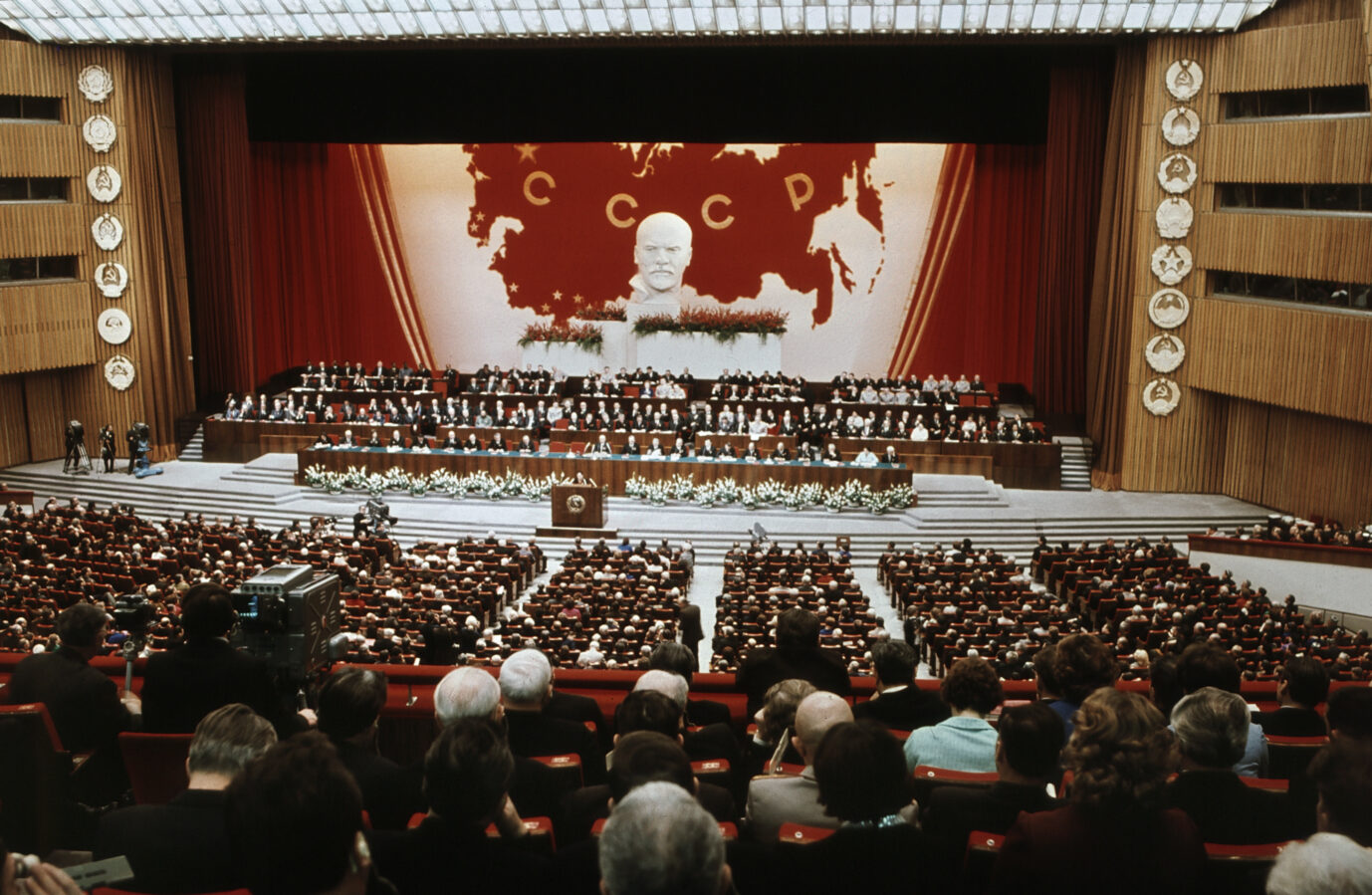 Das Foto zeigt einen festlich geschmückten Saal zur 50-Jahres-Feier der Sowjetunion.