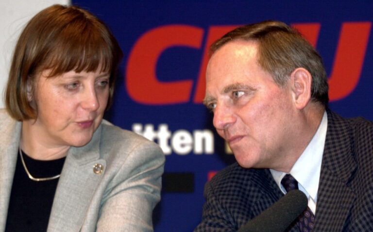 Ein Bild aus dem Jahr 2000: Die damalige CDU-Generalsekretärin Angela Merkel und der CDU-Vorsitzende Wolfgang Schäuble. Foto: picture-alliance / dpa | Ferdinand Ostrop