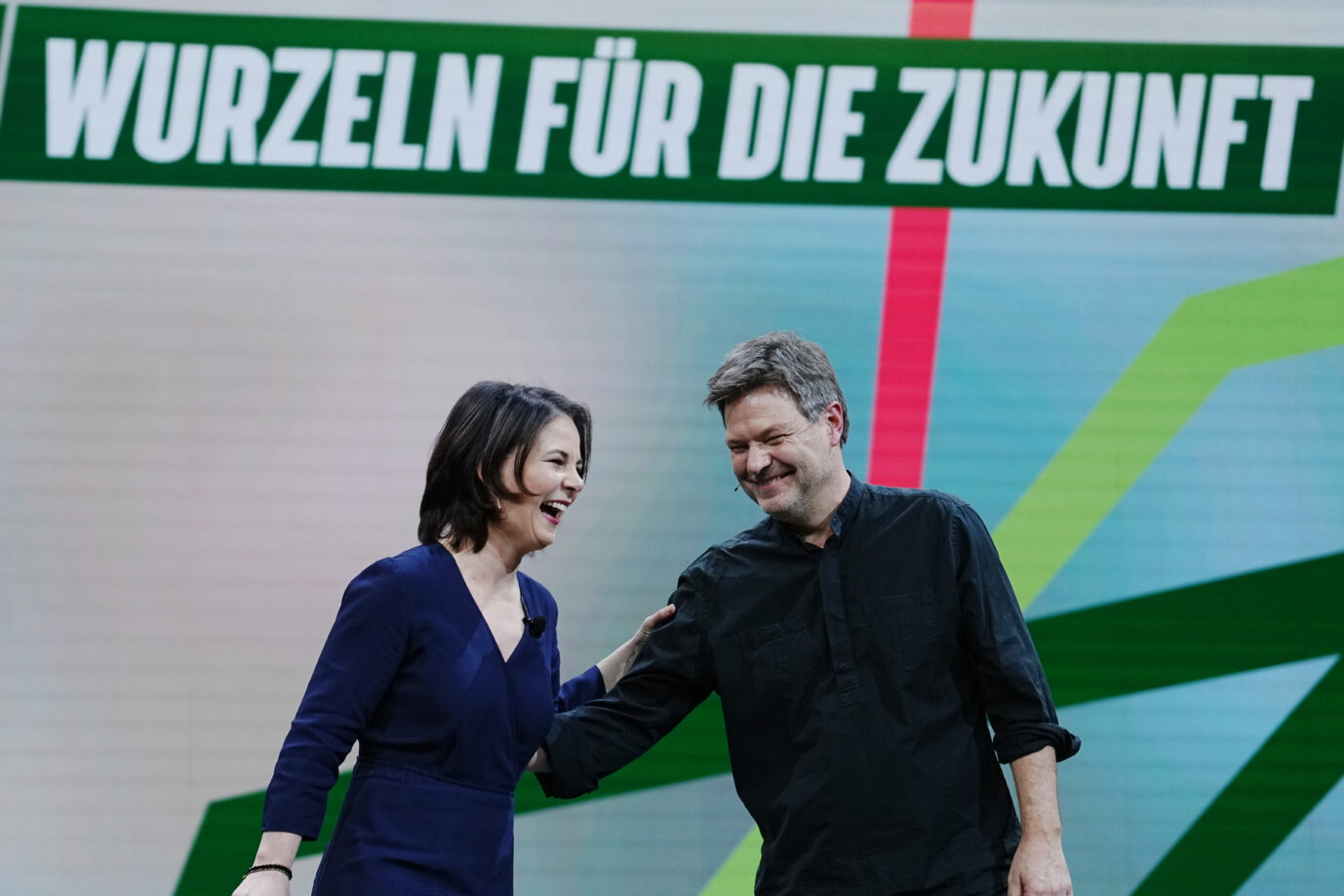Annalena Baerbock und Robert Habeck (beide Grüne) lachen während des Bundesparteitags.