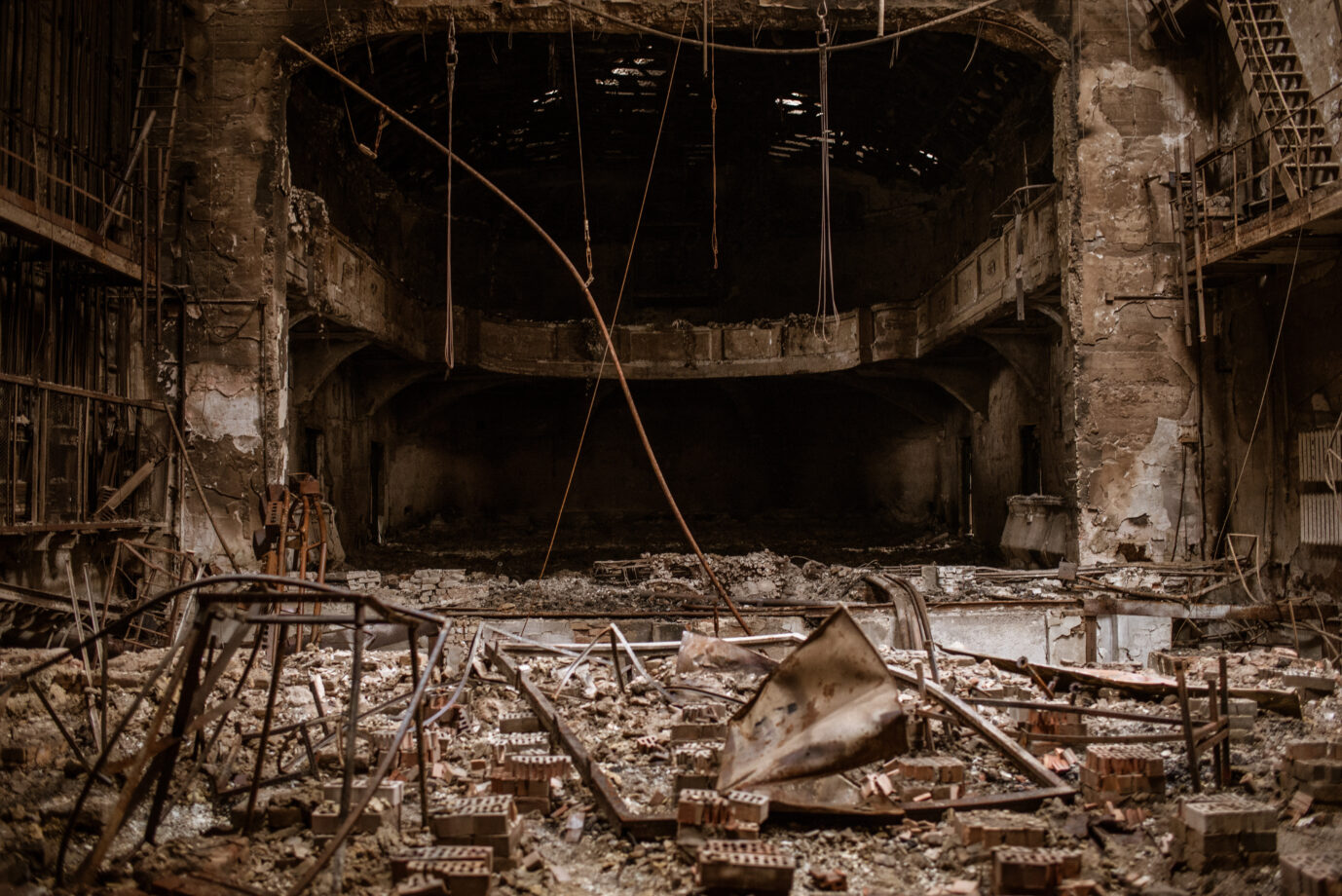 Ein zerstörtes Kulturhaus in der Ukraine.