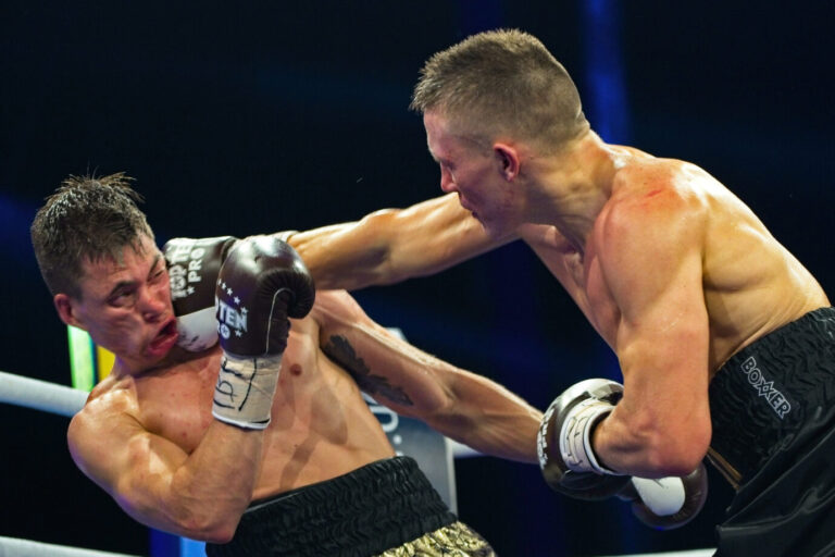 Ein Boxer schlägt einem anderen Boxer eine. rechte Gerade ins Gesicht. Die „Neue Rechte“ ist ein schwer definierbarer Begriff.
