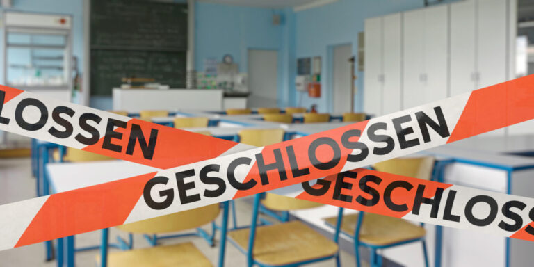 Mit Absperrband verschlossenes Klassenzimmer: Lehrermangel sorgt für Unterrichtsausfall.