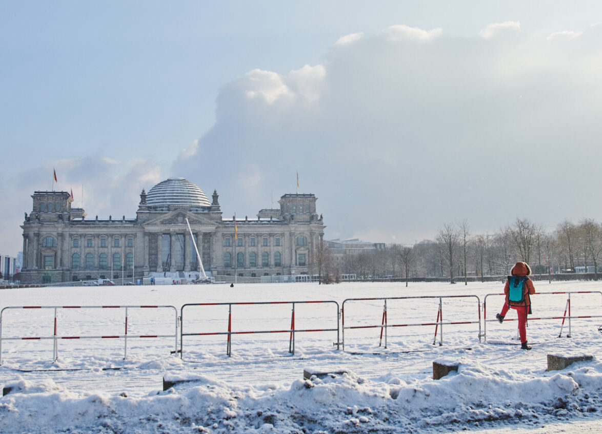 Eine Absperrung trennt einen Bürger vom Reichstagsgebäude: Auf der Westseite des Reichstages, auf dem Platz der Republik vor dem Hauptportal, soll ein 2,5 Meter tiefer und zehn Meter breiter parallel zum Gebäude verlaufender Graben das Parlament entstehen