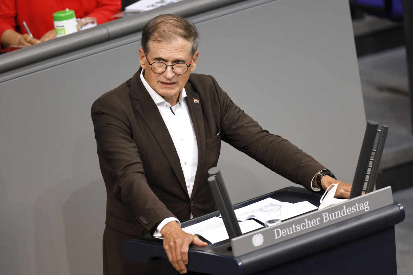 Martin Neumann von der FDP trägt ein dunkles Jackett und ein weißes Hemd, während er am Rednerpult im Bundestag steht. Zuletzt hatte die Netzagentur eine Äußerung von ihm kritisiert.