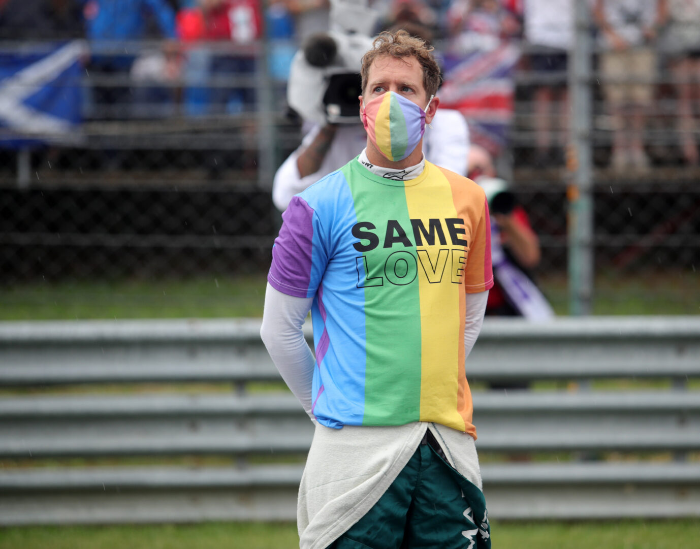 Formel-1-Fahrer Sebastian Vettel trägt ein Regenbogen-Shirt.