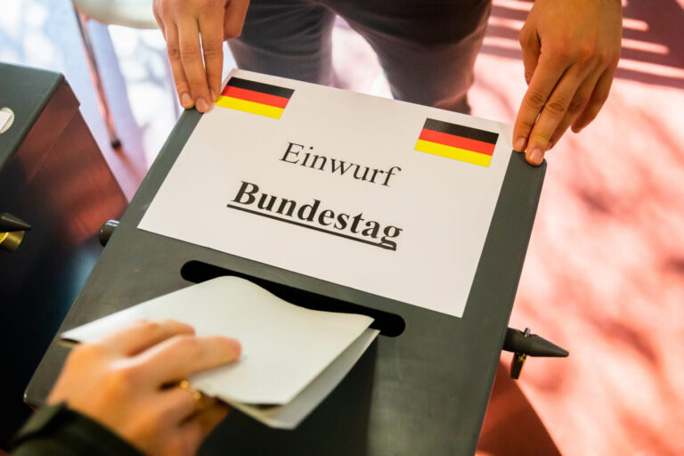 Einwurf eines Stimmzettels für die Bundestagswahl: Die AfD fordert, auch diese Abstimmung in Berlin vollständig zu wiederholen