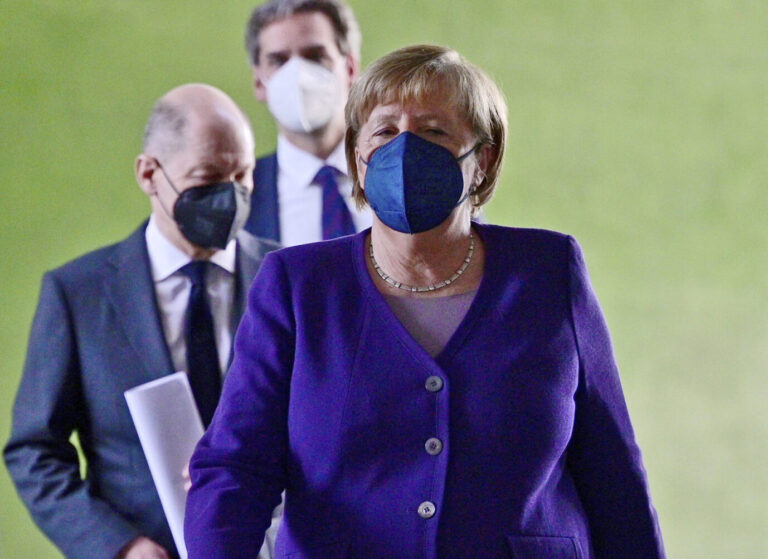 Die damalige Kanzlerin Angela Merkel und ihr Vizekanzler und Nachfolger Olaf Scholz nach einem Medien-Gespräch im Dezember 2021. Dabei hatte sie angekündigt, Corona-Ungeimpfte aus dem öffentlichen Leben auszuschließen.
