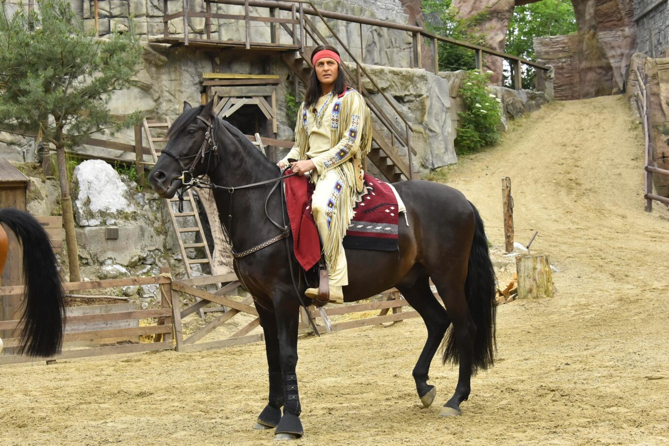Das Bild zeigt den fiktiven Indianerhäuptling Winnetou auf einem Pferd sitzend.