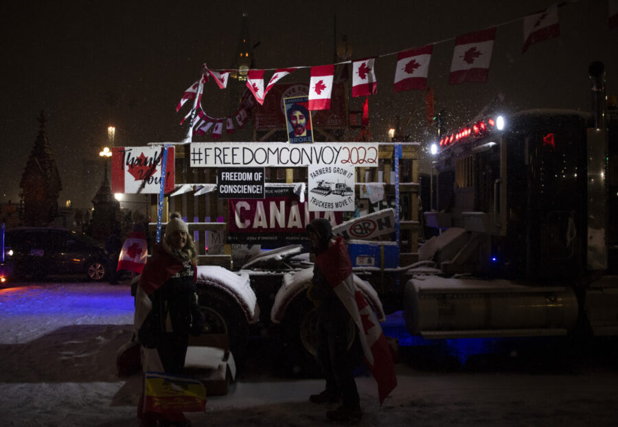 Das Foto zeigt kanadische LKW-Fahrer, die gegen die Corona-Politik der Regierung demonstrieren. Die Ereignisse dürfen in keinem Jahresrückblick fehlen.