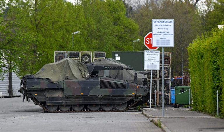 Ein Schützenpanzer «Puma» steht auf dem Werksgelände des Rüstungsunternehmens Krauss-Maffei Wegmann (KMW). Das Unternehmen baut den Puma, den Panzer Leopard 2 und andere Waffensysteme für die Bundeswehr.