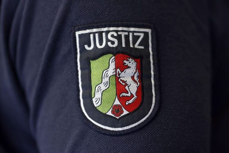 Ein Aufnäher JUSTIZ mit dem Wappen des Landes NRW auf der Kleidung eines Justizangestellten am Kölner Landgericht. Nun wurde ein Clanchef in Düsseldorf verurteilt.