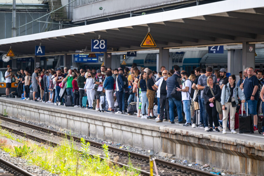 Das Foto zeigt einen überfüllten Bahnsteig am Münchner Bahnhof. Die Einführung des Neun-Euro-Tickets darf in keinem Jahresrückblick fehlen.
