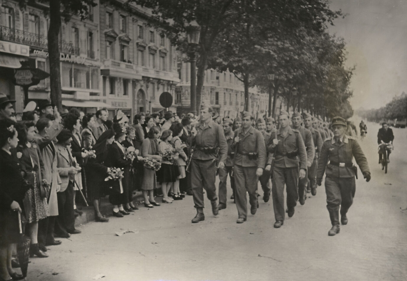 Deutsche Besatzungstruppen in Paris 1940: Im Konzept des geplanten Dokumentationszentrums war alles ein Überfall Foto: picture alliance / akg-images | akg-images