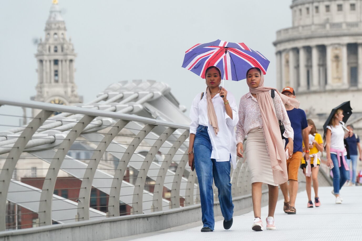 Menschen auf der Millennium Bridge in London: In der englischen Hauptstadt sind Weiße nun in der Minderheit und machen weniger als 50 Prozent der Bevölkerung aus