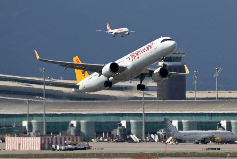 Notlandung: Ein Pegasus-Flugzeug hebt vom Flughafen Barcelona ab. Diese Airline nutzten die Migranten für ihre Aktion.