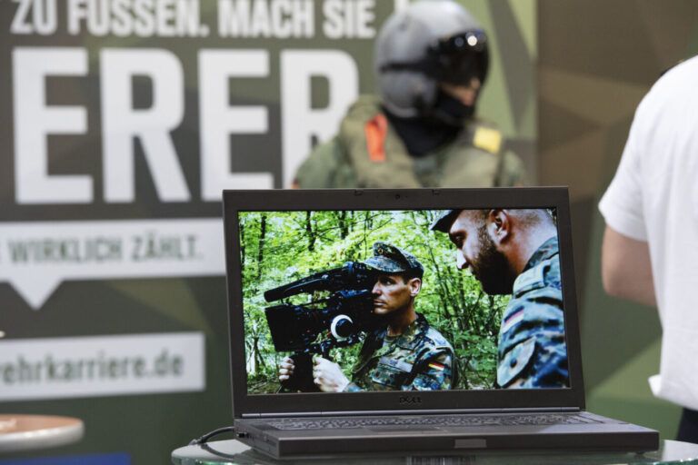 Werbestand der Bundeswehr, an dem ein Marketingclip gezeigt wird. Künftig sollen nur noch offizielle Bundeswehr-Kanäle aus dem Dienstalltag berichten.