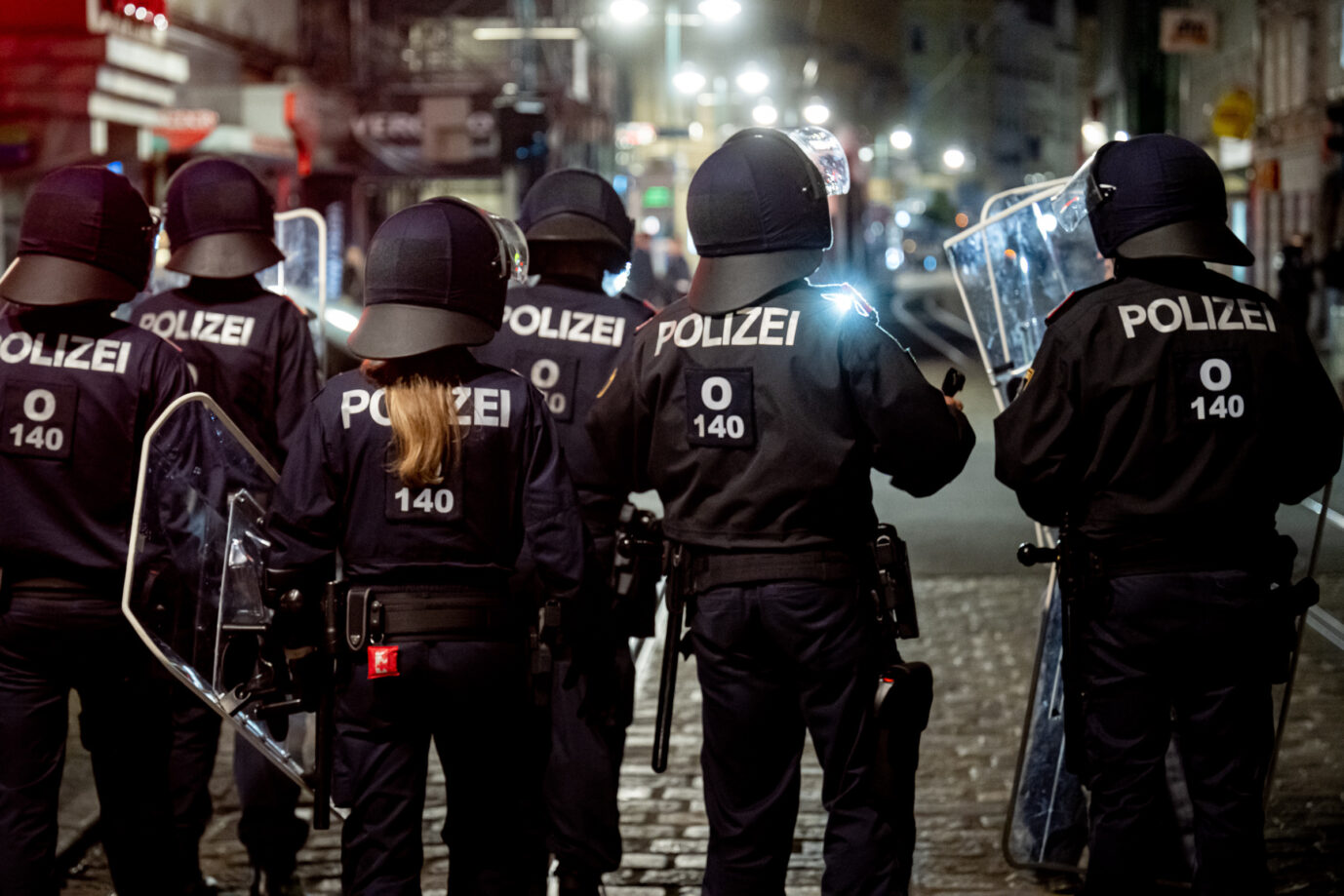 Polizisten sind in Linz im Einsatz gegen Randalierer.