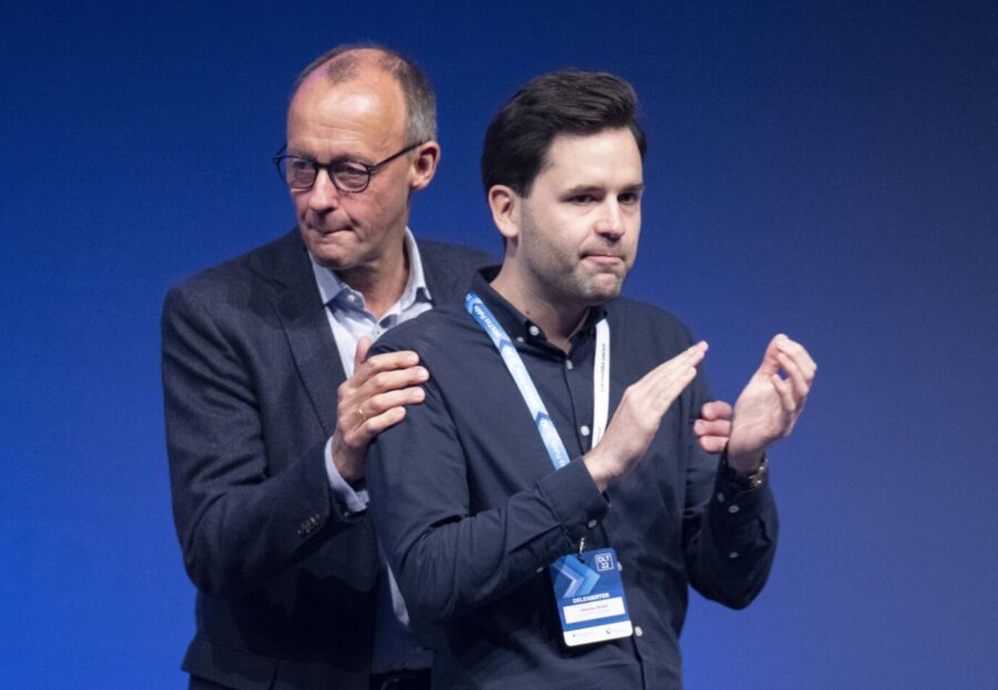 Mehr Zuwanderung: CDU-Chef Friedrich Merz mit dem neu gewählten Vorsitzenden der Jungen Union, Johannes Winkel.