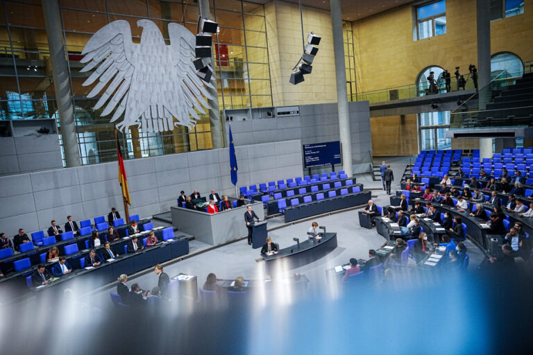 Im Plenarsaal des Bundestags sind die Plätze gut gefüllt. Die Ampel führt die laxe Einwanderungspolitik von Ex-Bundeskanzlerin Angela Merkel (CDU) mit dem neuen „Chancen-Aufenthaltsrecht“ fort.