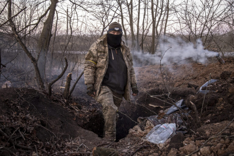 Schlamm und Kälte setzen den Soldaten im Ukraine-Krieg zu: ukrainische Stellung bei Bachmut Foto: picture alliance / AA | Narciso Contreras