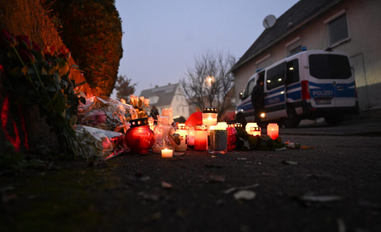Kerzen und Blumen stehen am Tatort, an dem Ece S. von einem Mann mit einem Messer getötet wurde