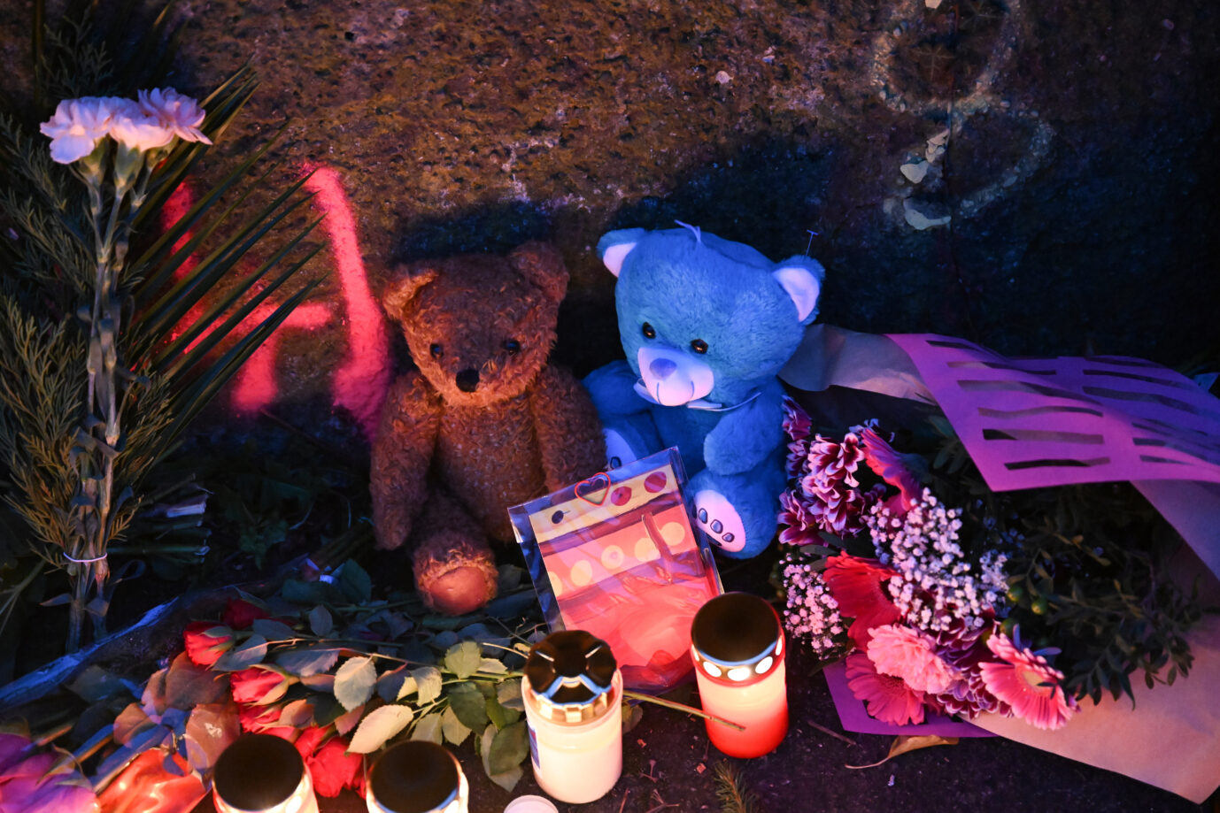 Kerzen, Blumen und Stofftiere am Tatort in Illerkirchberg: Das getötete Mädchen wurde nur 14 Jahre alt