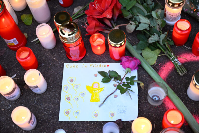 Kerzen und Blumen in Illerkirchberg: Immer wieder werden Frauen und Kinder Opfer von Asylbewerbern