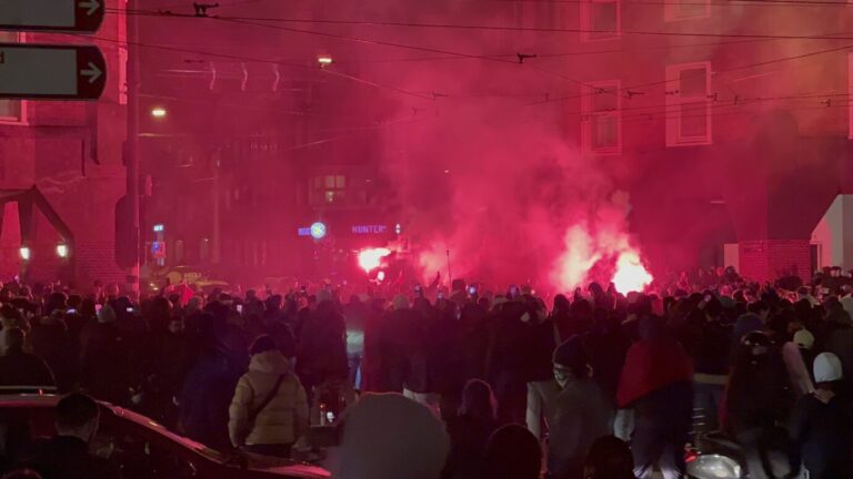 Die Siegesfeiern der Marokko-Fans in Amsterdam mündeten erneut in Ausschreitungen.