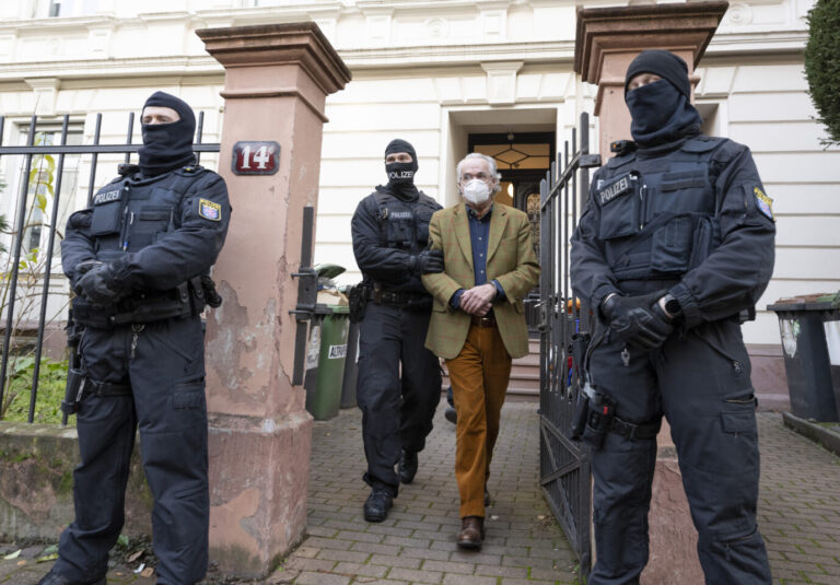 Polizisten führen Heinrich XIII. Prinz Reuß nach einer Razzia gegen „Reichsbürger“ ab